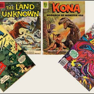 Op de afbeelding: Vier vintage comicboekomslagen met dinosaurussen. De omslagen zijn in verschillende kleuren, waaronder rood, groen, blauw en geel. De titels van de comics zijn "The Land Unknown", "Kona Monarch of Monster Isle", "Kona Monarch of Monster Isle" en "Devil Dinosaur".