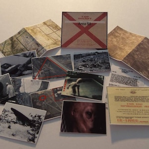 Puede incluir: Una colección de tarjetas y documentos de estilo vintage, que incluyen mapas, fotografías y un archivo marcado como "TOP SECRET Area 51". Las imágenes presentan una mezcla de blanco y negro y color, con una estética retro.