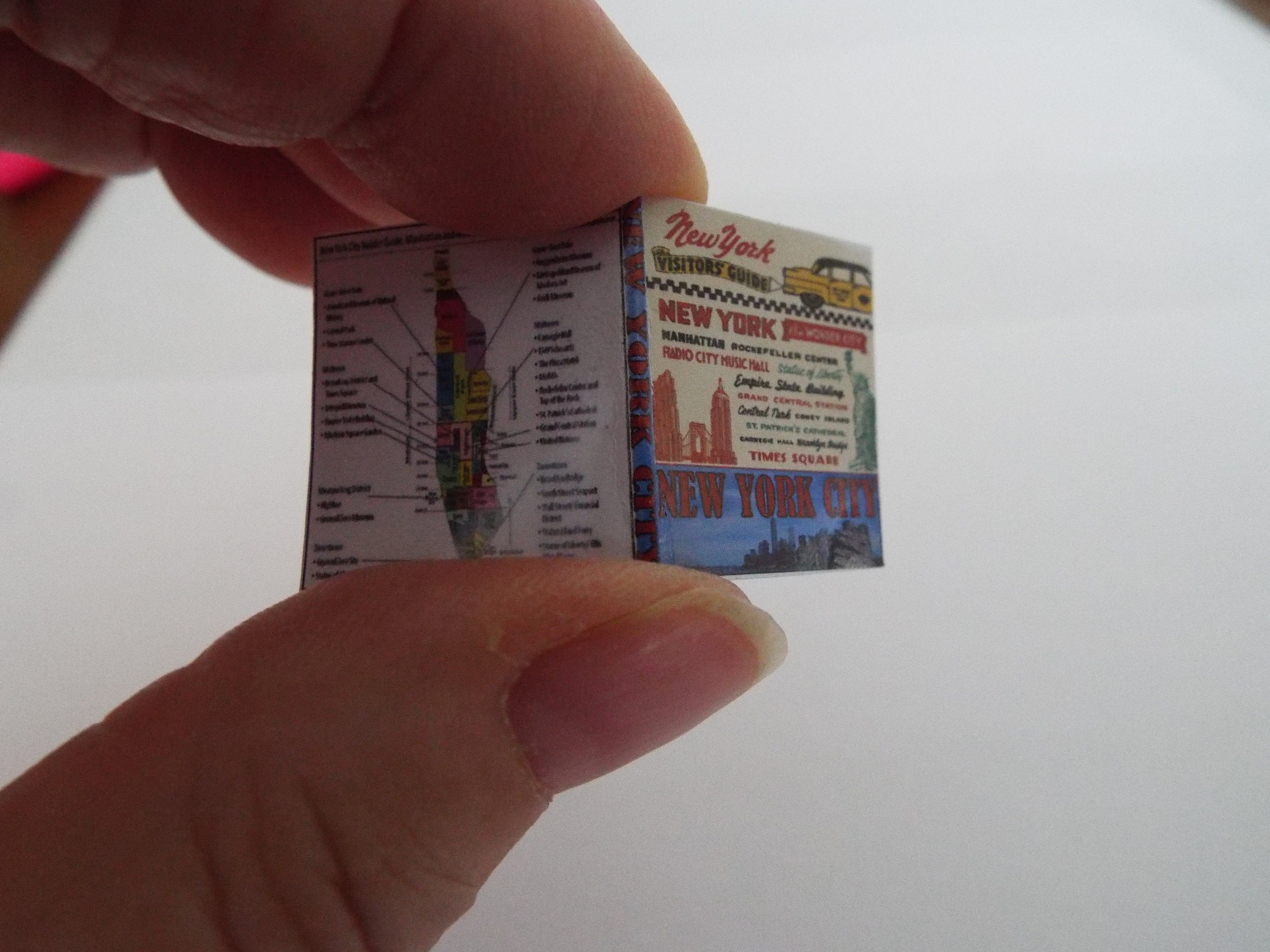 1 Miniature  'NEW YORK TRAVEL GUIDE BOOK' Dollhouse 1:12 scale OPENING 