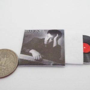 Álbum de gravação vintage em miniatura 'BILLY JOEL Greatest Hits' - Dollhouse 1/6 1/12 1/24 playscale acessório em miniatura