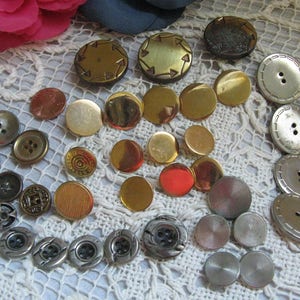 Vintage Buttons  ~~   Collection of Vintage Metal Buttons ~~ Gold, Silver, Pewter, Brass Toned Buttons  ~~ Various Sizes and Designs