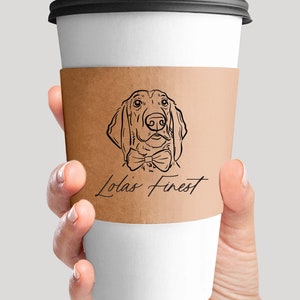 Puede incluir: Una funda de papel marrón para taza de café con una ilustración en blanco y negro de un perro con pajarita. El texto "Lola's Finest" está impreso debajo del perro.