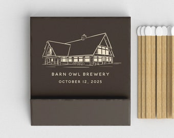 Może przedstawiać: Brązowe pudełko z zapałkami z rysunkiem budynku z napisem "Barn Owl Brewery" i datą "12 października 2025". Obok pudełka znajduje się wiązka drewnianych zapałek z białymi końcówkami.