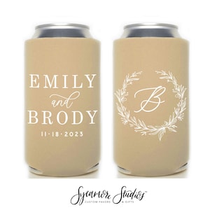 Enfriador de latas delgado para bodas de 12 oz n.° 211S - Monograma de corona floral - Regalos de boda, aisladores de bebidas, portacervezas, portacervezas