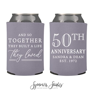 Aniversário Can Cooler #15R - Juntos, eles construíram uma vida que amaram - Personalizado - Lembrancinhas de festa, refrigeradores de bebidas, Beer Hugger, aniversário