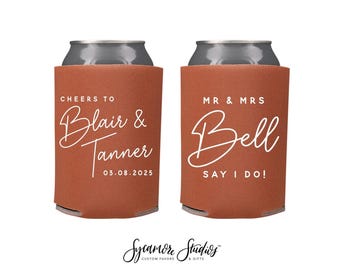 Porta lattine per matrimoni n. 162R - Cheers To - Personalizzato - Bomboniere per matrimoni, Isolatori per bevande, Portabicchieri per birra, Bomboniere per matrimoni, Porta birra