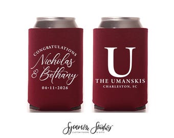 Gepersonaliseerde blikjeskoelers voor bruiloften – 'Gefeliciteerd' - custom monogram drinkhoezen in bulk – elegante receptiebedankjes – ontwerp #345R