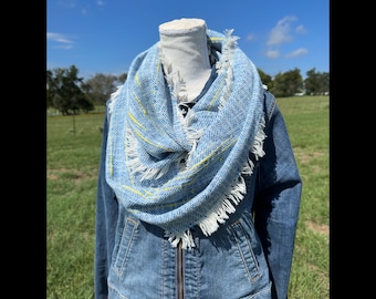 Bufanda infinita "Moonstone" de algodón tejida a mano y teñida a mano en azul