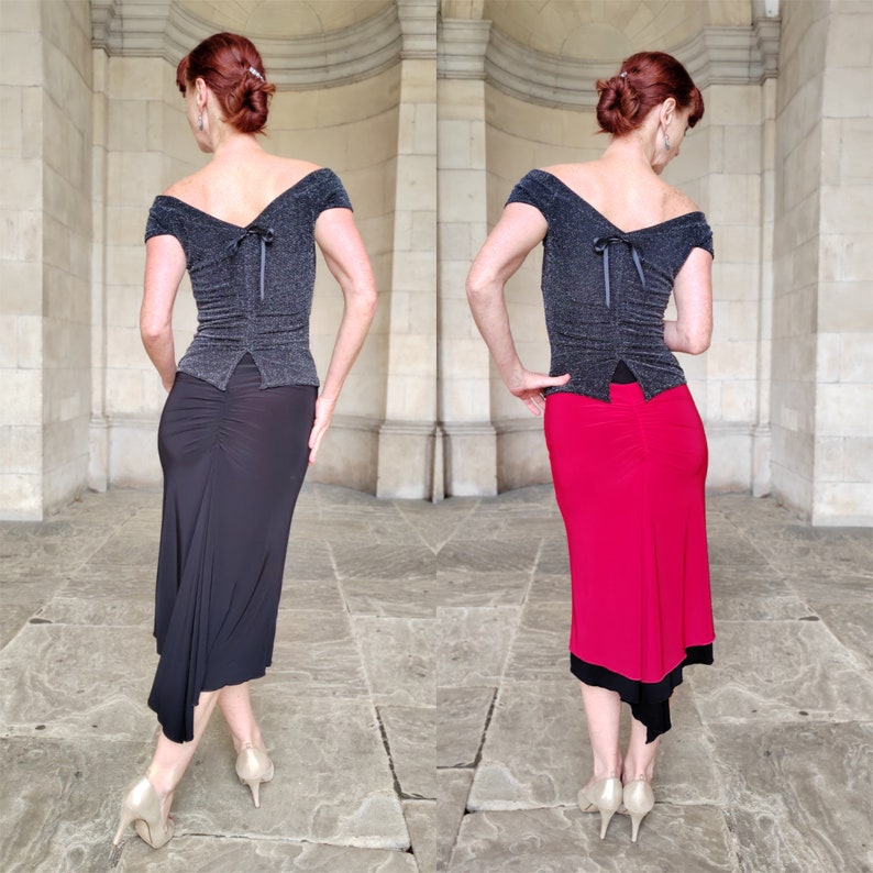 Op de afbeelding: Twee vrouwen dragen zwarte en rode off-shoulder tops met een geplooide rok. De vrouw links draagt een zwarte rok en de vrouw rechts draagt een rode rok.