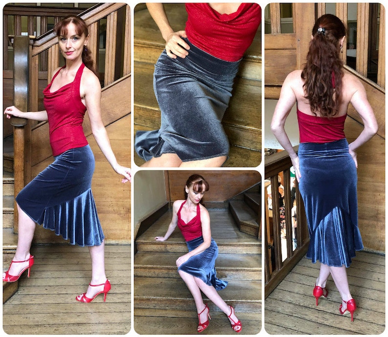 以下が含まれることがあります： 赤い halter トップとフリルのあるグレーのベルベットスカートを着た女性。彼女は木製の階段でポーズをとっている。