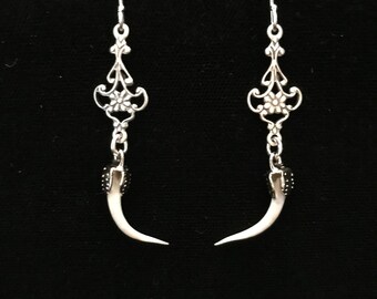 Real rattlesnake fang earrings//rattlesnake tooth earrings//rattlesnake teeth//dainty tooth earrings//snake earrings//snake bone jewelry