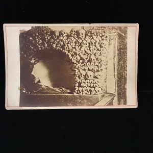 Kabinet catacomben van Rome//foto ossuarium kapucijner//Macabere vintage foto//groteske vintage foto/Victoriaanse foto catacomben