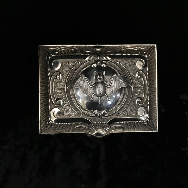 Boîte à bijoux chauve-souris//boîte à bijoux chauve-souris//boîte à bijoux chauve-souris en argent vieilli sur fond d'argent terni vintage//boîte manoir hanté chauve-souris//boîte à bijoux gothique