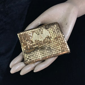 Murciélago dorado en un pequeño monedero vintage de malla dorada // Pequeño bolso con forma de murciélago dorado // Murciélago dorado en un monedero vintage de metal dorado // Billetera gótica // Billetera con forma de murciélago