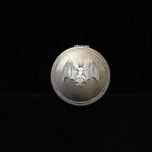 Pillendoosje kleine vleermuis//zilveren vleermuis portemonnee spiegel//vleermuis compact//bat on 20s pillendoosje//bat gotische pillendoosje//heksen portemonnee spiegel//vleermuis pillenhouder