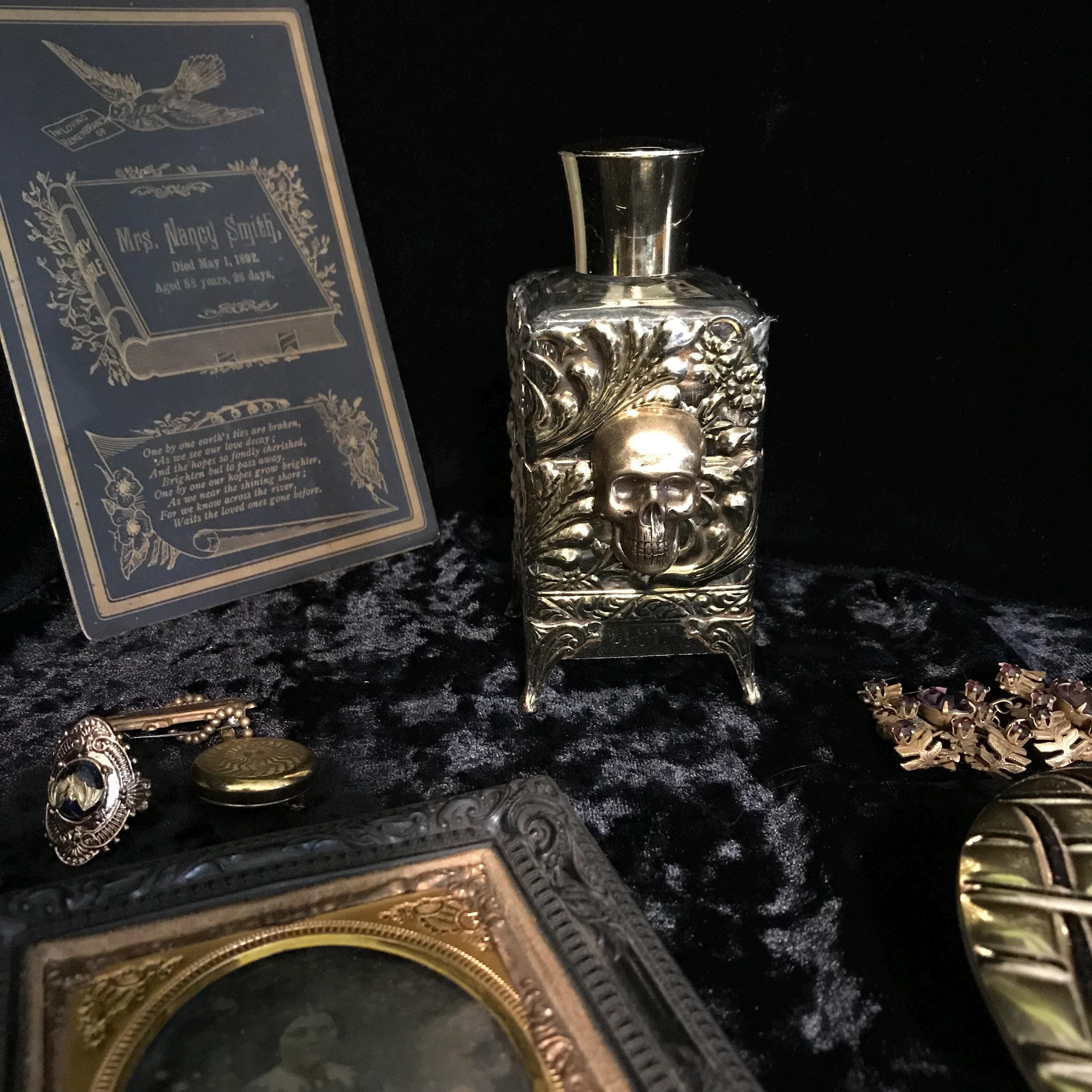 ヴィンテージの金細工の香水瓶に描かれた頭蓋骨//ゴシックな香水瓶
