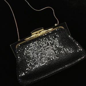 Bolso de malla metálica negra con diseño de murciélago dorado // Bolso de malla metálica negra con diseño de murciélago // Bolso de cóctel de malla metálica negra con diseño gótico // Bolso de noche de Halloween // Bolso de cóctel con diseño de murciélago