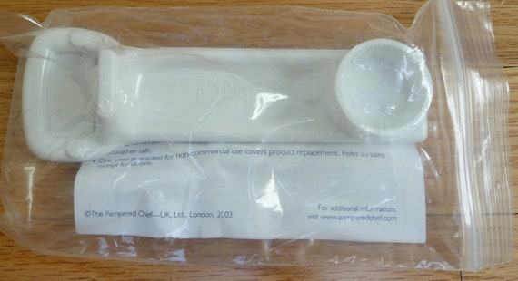 New Pampered Chef EASY OPENER for bottles with twist off caps, cans  with pull tabs, vacuum sealed jars