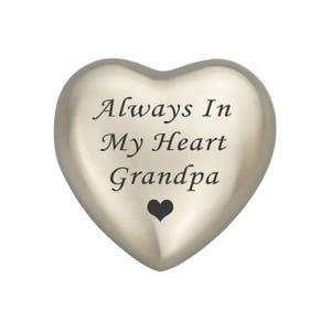 Op de afbeelding: Zilveren hartvormige herinneringsdoos met de inscriptie "Always In My Heart Grandpa" en een klein hartje.