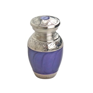 Urna de recuerdo en miniatura de plata con esmalte morado para cenizas.