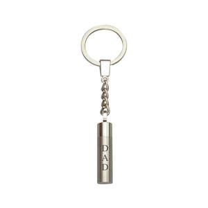 Peut inclure: Porte-clés argenté avec un charme cylindrique gravé du mot "DAD".
