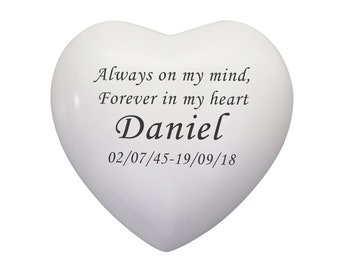 Pode incluir: Memorial branco em forma de coração com a inscrição "Sempre na minha mente, Para sempre no meu coração Daniel 02/07/45-19/09/18".