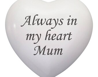 Pode incluir: Um lembrete de cerâmica branco em forma de coração com a inscrição "Always in my heart Mum".