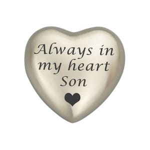 Può includere: Urna per ricordi a forma di cuore in argento con l'iscrizione "Always in my heart Son" e un piccolo cuore nero.