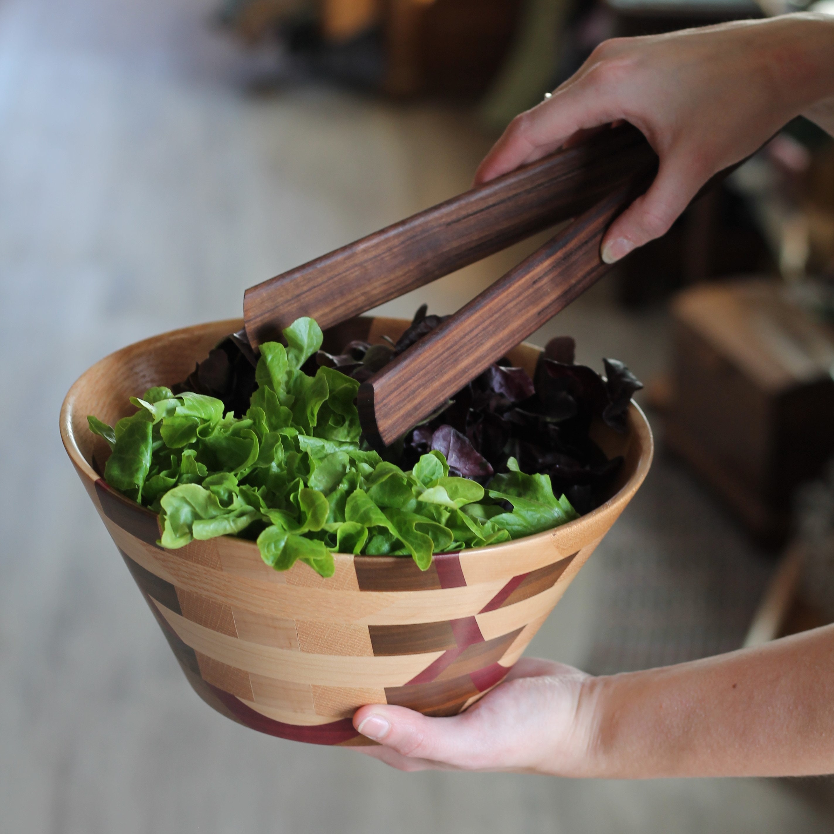 Matte Black Salad Tongs - Sleek One-Handed Design for Serving