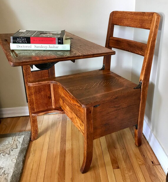 Antique Late 19th Century Quartersawn Oak Student Desk With Adjule Desktop And Inkwell Holder
