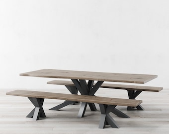Puede incluir: Una mesa de comedor de madera con dos bancos a juego. La mesa y los bancos tienen una tapa de madera rústica y patas de metal negro con un diseño de estrella.