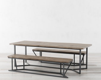 Puede incluir: Una mesa de comedor de madera rústica con dos bancos a juego. La mesa y los bancos tienen una tapa de madera marrón oscura y patas de metal negro.