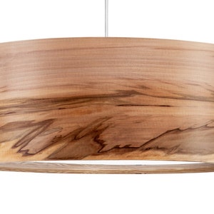 Puede incluir: Una l&aacute;mpara colgante redonda de madera con un acabado de madera natural. La veta de la madera es visible y tiene un color marr&oacute;n claro.