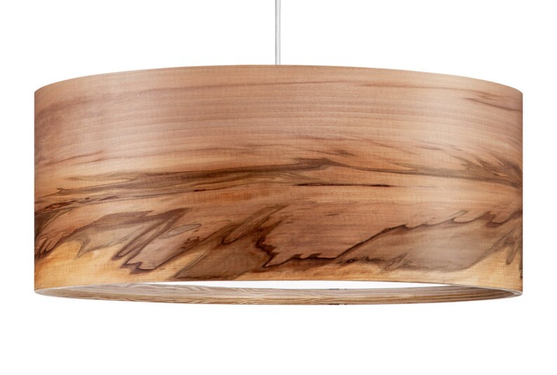 Puede incluir: Una l&aacute;mpara colgante redonda de madera con un acabado de madera natural. La veta de la madera es visible y tiene un color marr&oacute;n claro.