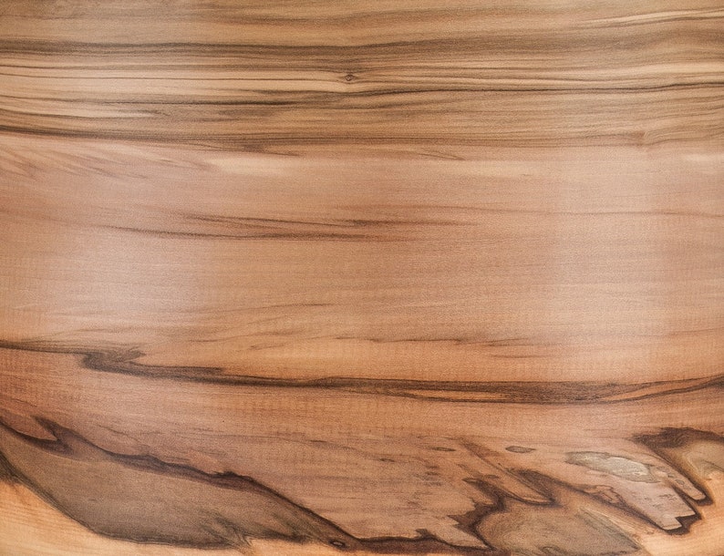 Puede incluir: Primer plano de un patr&oacute;n de veta de madera de color marr&oacute;n claro con vetas marr&oacute;n oscuro. La madera tiene un acabado liso y pulido.