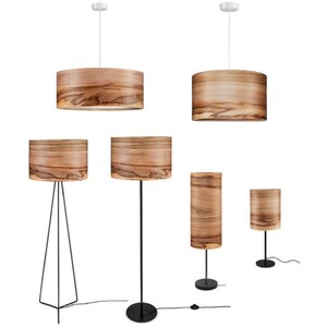 Puede incluir: Cinco l&aacute;mparas colgantes y de pie diferentes con veta de madera y bases de metal negro. Las l&aacute;mparas tienen forma cil&iacute;ndrica y est&aacute;n hechas de chapa de madera.