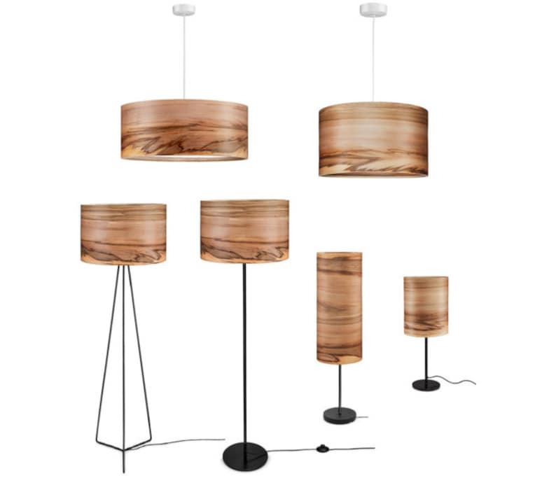 Puede incluir: Cinco l&aacute;mparas colgantes y de pie diferentes con veta de madera y bases de metal negro. Las l&aacute;mparas tienen forma cil&iacute;ndrica y est&aacute;n hechas de chapa de madera.
