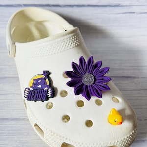 Charm de cocodrilo con flor morada del Equipo Osos: Zapato Jibbitz hecho a mano