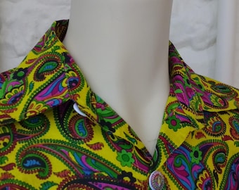 Camisa de algodón amarilla con estampado paisley.