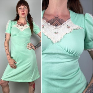 Robe nuisette des années 1960 Robe en dentelle verte Floral mignon vintage rétro des années 60 des années 70 Mini robe courte Lolita taille petite moyenne Mod manches bouffantes au genou