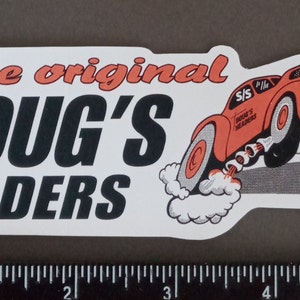 Puede incluir: Una pegatina blanca con un coche de dibujos animados rojo con el texto "The original Doug's Headers" en negro y naranja.