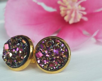 Paarse en gouden druzy studs, Magenta druzy studs, kleine paarse druzy oorbellen, paarse druzy stud oorbellen, paarse druzy post oorbellen