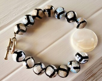 Bracciale in agata blu, gioielli in agata blu, bracciale in conchiglia bianca, bracciale con perline rotonde, bracciale in agata rotonda, bracciale blu e bianco
