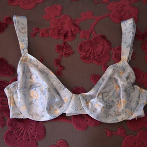 Vintage Triumph Soft Blue Floral Satin Bra Underwear.sizes US 34B