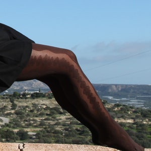 Meia-calça marrom opaca vintage dos anos 90 da Deadstock com motivo de rede de pesca nas laterais, meia-calça e colarinho.
