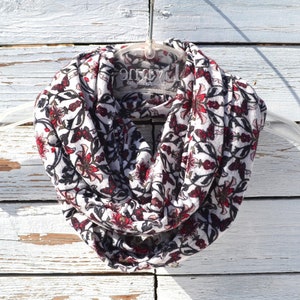 Vintage blommig viskoshalsduk med stretch och öglor.