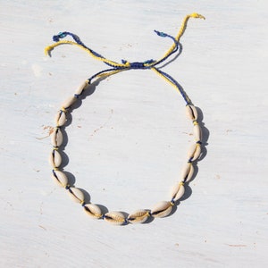 Handmade 90s stock shell necklace.