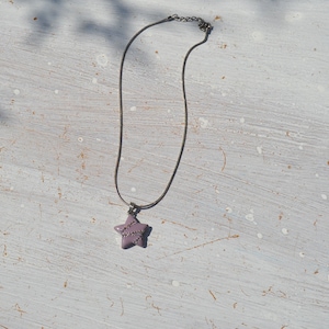 Pendentif étoile des années 90 en émail avec cristaux de verre.