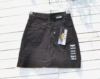 Falda de mezclilla negra reciclada con cintura alta hecha a mano, hecha a partir de jeans de stock de los años 90. Talla 28