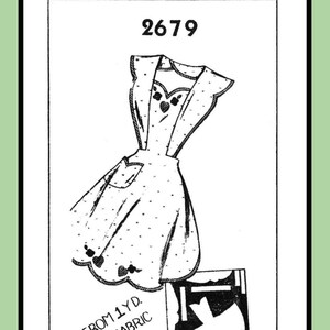 Könnte beinhalten: Schwarz-weiß-Zeichnung eines Vintage-Schürzenmusters, Nummer 2679. Die Schürze hat einen herzförmigen Ausschnitt, einen gerafften Rock und eine Tasche. Der Text "From 1 yd. 35" Fabric" ist enthalten.